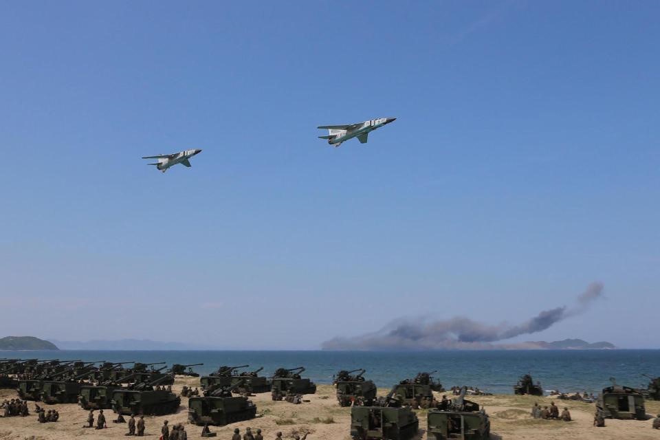 Bán đảo Triều Tiên "căng như dây đàn" - 2
Máy bay chiến đấu của quân đội Triều Tiên bay lượn trên vùng trời nước này trong cuộc tập trận hôm 25/4.