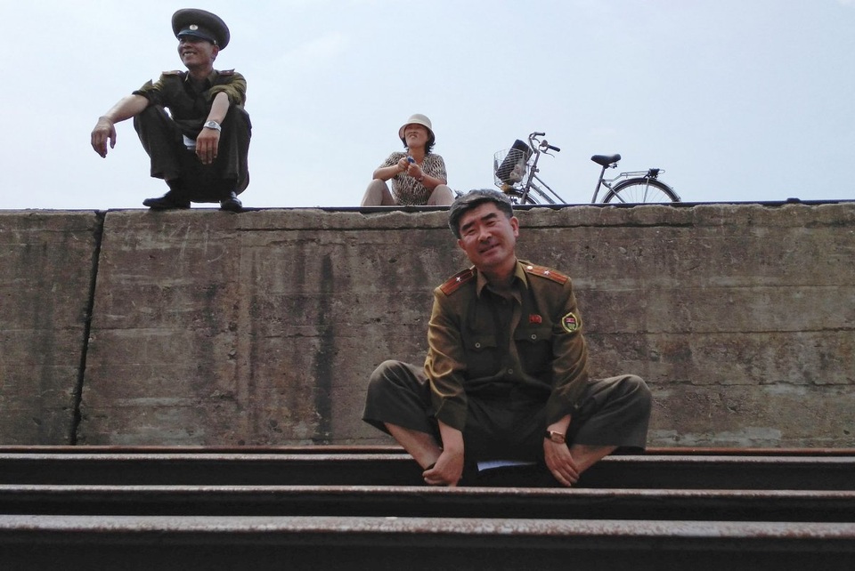 Góc nhìn hiếm có về Triều Tiên từ ô cửa tàu hỏa - 2 Trước đó, nhiều khách du lịch tới Triều Tiên cũng đã được các nhân viên hải quan của nước này kiểm tra và hướng dẫn sử dụng các thiết bị điện tử như điện thoại di động, máy tính bảng, hay các máy ảnh và thẻ nhớ theo đúng quy định.