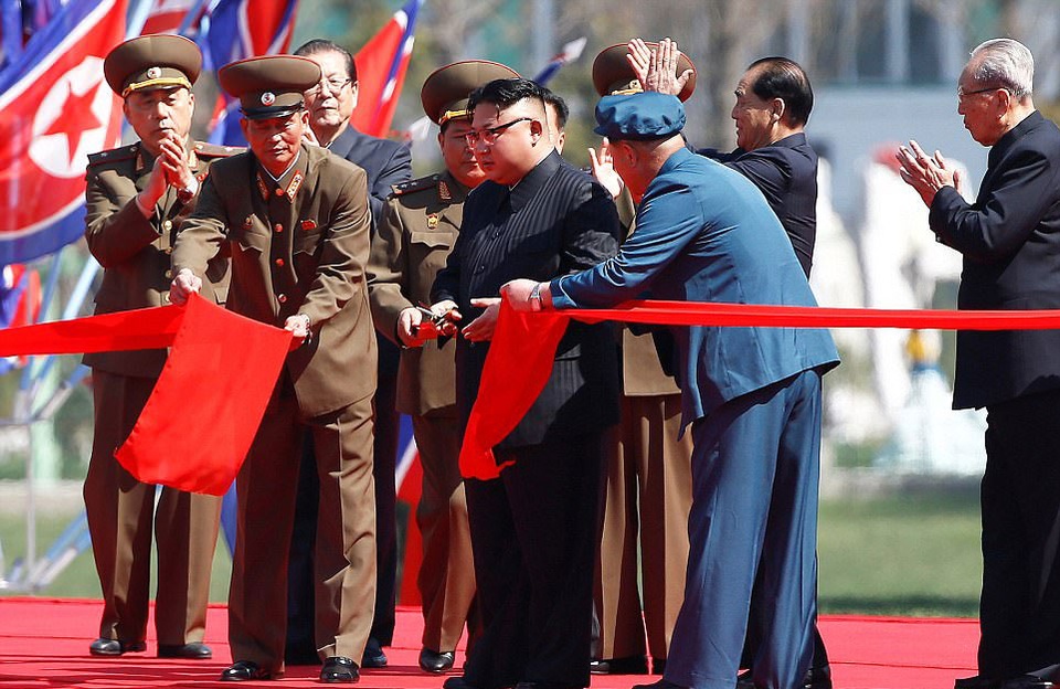 Triều Tiên rầm rộ khai trương khu nhà cao tầng gồm 5.000 phòng - 2
Nhà lãnh đạo Triều Tiên Kim Jong-un hôm qua đã cắt băng khánh thành quần thể nhà ở quy mô, tọa lạc ngay trung tâm thủ đô. (Ảnh: Reuters)