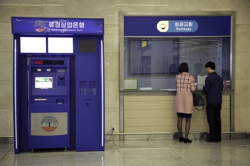 Máy ATM của Ngân hàng Thương mại Ryugyong đặt ở sân bay quốc tế Sunan tại Bình Nhưỡng (Ảnh: Bloomberg)