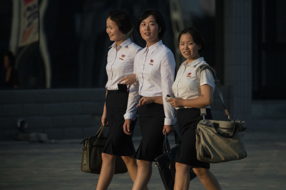 Muôn màu cuộc sống ngày hè ở Triều Tiên - 1 Các sinh viên đại học đi bộ cùng nhau trên đường phố ở thủ đô Bình Nhưỡng, Triều Tiên ngày 24/7.
