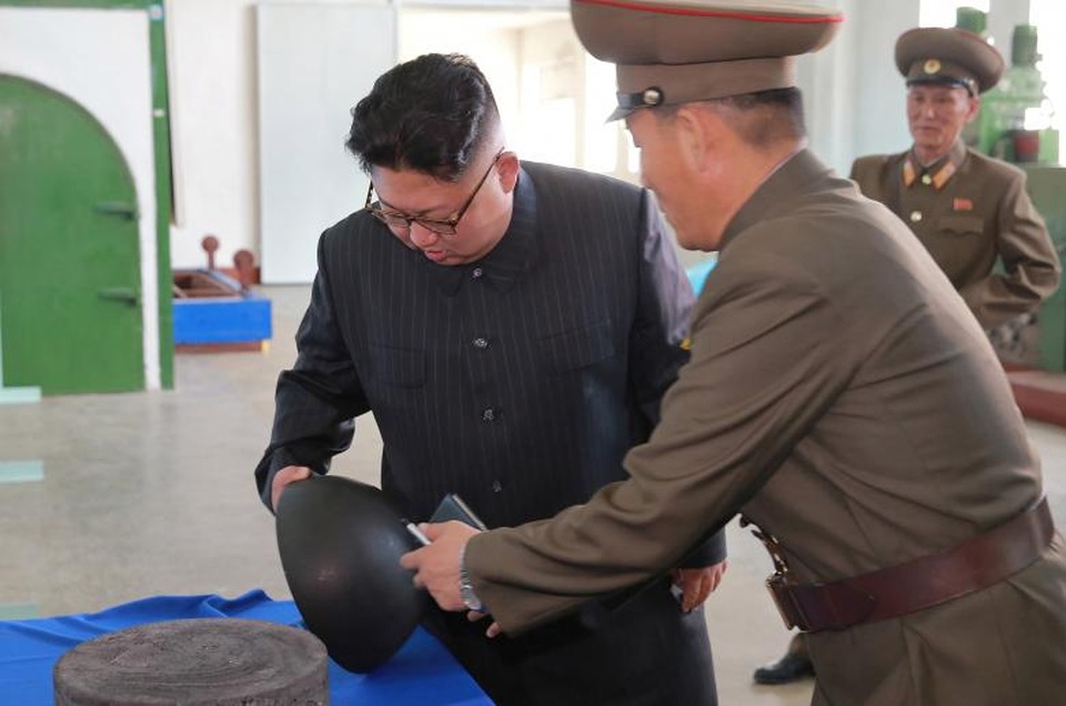Chuyến thị sát cơ sở tên lửa giữa lúc “nước sôi lửa bỏng” của ông Kim Jong-un - 1 Hãng thông tấn quốc gia Triều Tiên (KCNA) ngày 23/8 cho biết nhà lãnh đạo Kim Jong-un đã có chuyến thăm tới Viện Vật liệu hóa học thuộc Học viện Khoa học Quốc phòng Triều Tiên. Tại đây, ông Kim Jong-un đã chỉ thị cho Viện Vật liệu hóa học sản xuất thêm các động cơ tên lửa sử dụng nhiên liệu ở thể rắn và các đầu đạn tên lửa.