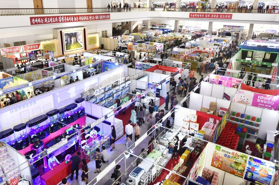 Triều Tiên khai mạc hội chợ thương mại quốc tế giữa lúc căng thẳng - 1 Hội chợ thương mại quốc tế khai mạc tại Bình Nhưỡng ngày 25/9 (Ảnh: Kyodo)