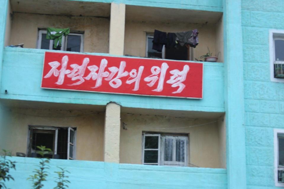 Thông điệp chống Mỹ ở Triều Tiên - 1 Theo Sun, sau khi Tổng thống Donald Trump dọa sẽ “hủy diệt hoàn toàn” Triều Tiên trong bài phát biểu đầu tiên của ông trước Đại hội đồng Liên Hợp Quốc ngày 19/9, chính quyền nhà lãnh đạo Kim Jong-un đã đẩy mạnh các biện pháp tuyên truyền nhằm kêu gọi toàn dân chống Mỹ, bao gồm các tranh ảnh và biểu ngữ dựng ở nhiều nơi.
