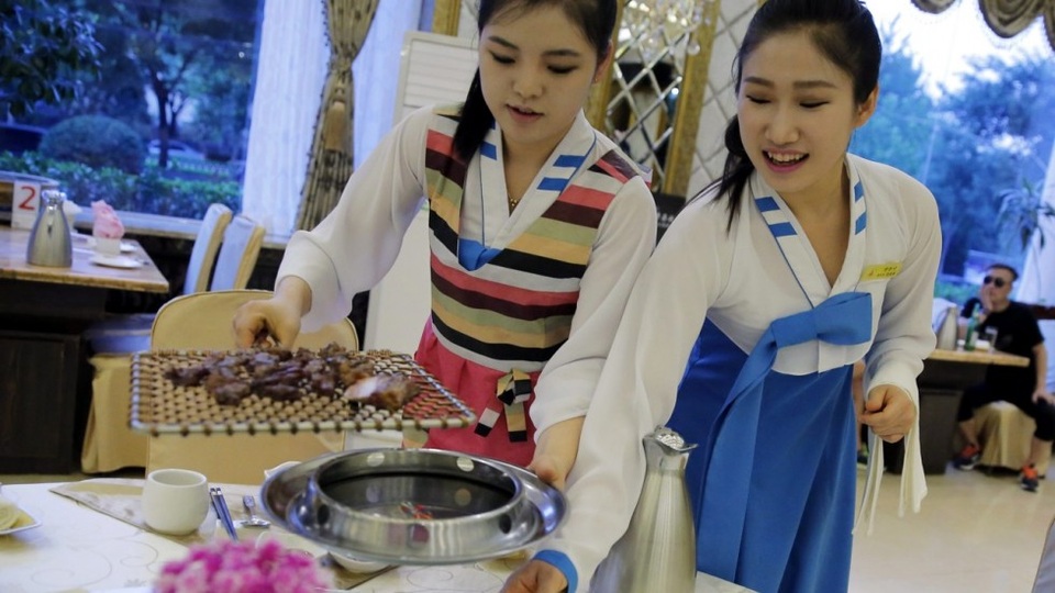 Lao động Triều Tiên chật vật sau “tối hậu thư” của Trung Quốc - 1 Các nữ nhân viên Triều Tiên phục vụ trong một nhà hàng ở Trung Quốc (Ảnh: EPA)