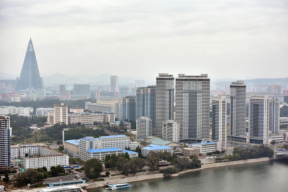 
Phóng viên ảnh Desmond Foo của báo Straits Times đã ghi lại những hình ảnh chân thực về cuộc sống thường nhật tại Triều Tiên nhân chuyến thăm tới quốc gia này. Trong ảnh: Một góc thủ đô Bình Nhưỡng nhìn từ Tháp Juche cao 170 m. Góc trái bức ảnh là khách sạn Ryugyong hình kim tự tháp cao 105 tầng. Khách sạn này vẫn chưa hoàn thiện dù được khởi công xây dựng từ cách đây 30 năm. (Ảnh: Straitstimes/Desmond Foo)
