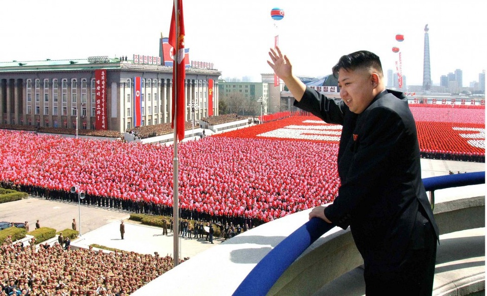 Sáng kiến nào của Nga khiến Triều Tiên hứng thú? - 2 Lãnh đạo Triều Tiên Kim Jong-un dự một lễ mít tinh tại Bình Nhưỡng (Ảnh: Fox)