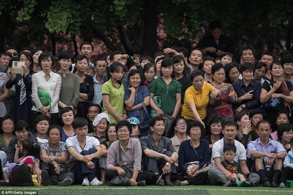 Trẻ em Triều Tiên luyện kỹ năng quân sự để "đánh bại kẻ thù" - 10
Đông đảo phụ huynh theo dõi con em họ vui chơi