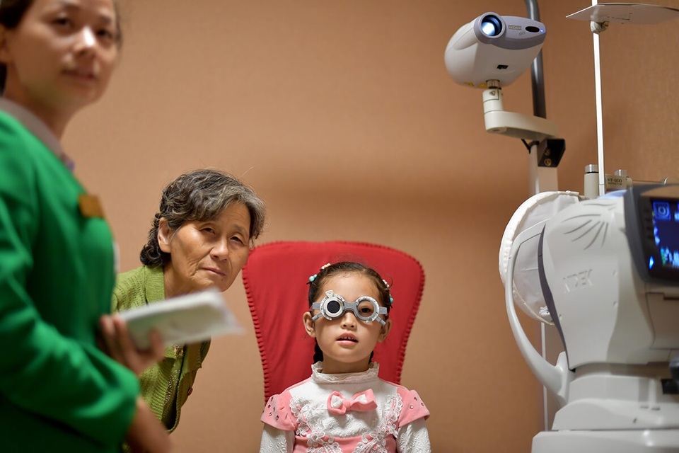 Cạnh bệnh viện nhi ở Bình Nhưỡng là một bệnh viện mắt lấy cảm hứng từ Trung tâm mắt quốc gia Singapore. Tại đây, bệnh nhân có thể được điều trị các bệnh về mắt miễn phí theo sự chỉ dẫn của bác sĩ. (Ảnh: Straitstimes/Desmond Foo)