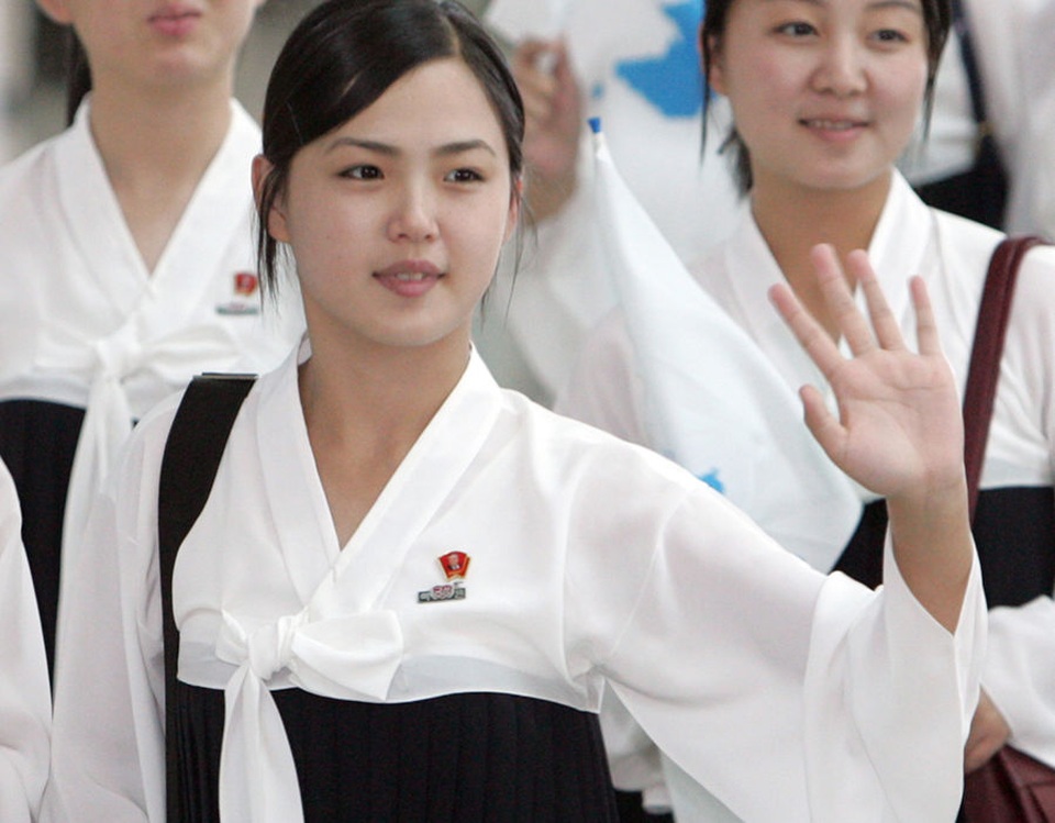 Cuộc sống kín tiếng của Đệ nhất phu nhân Triều Tiên - 2 Bà Ri Sol-ju được cho là sinh ra trong một gia đình thuộc giới tinh hoa tại Triều Tiên. Cha bà là một giáo sư và mẹ bà là một bác sĩ. Tuy nhiên, thông tin về tuổi thơ cũng như quá trình trưởng thành của bà Ri trước khi trở thành vợ của ông Kim Jong-un không được truyền thông Triều Tiên tiết lộ. (Ảnh: EPA)