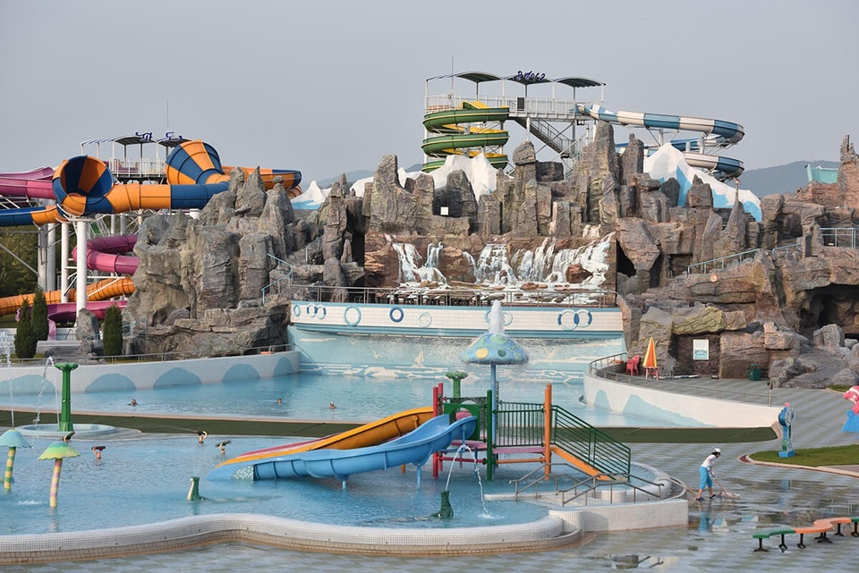 Công viên nước Munsu rộng 15ha với 9 bể bơi trong nhà, trong đó có 1 bể bơi dành riêng cho các bà mẹ và trẻ em, 9 phòng xông hơi và các ống trượt nước. Vé vào cửa là 1 USD, còn nếu muốn sử dụng thêm dịch vụ cắt tóc hoặc mát xa, khách du lịch sẽ phải trả thêm 13 cent. (Ảnh: Straitstimes/Desmond Foo)