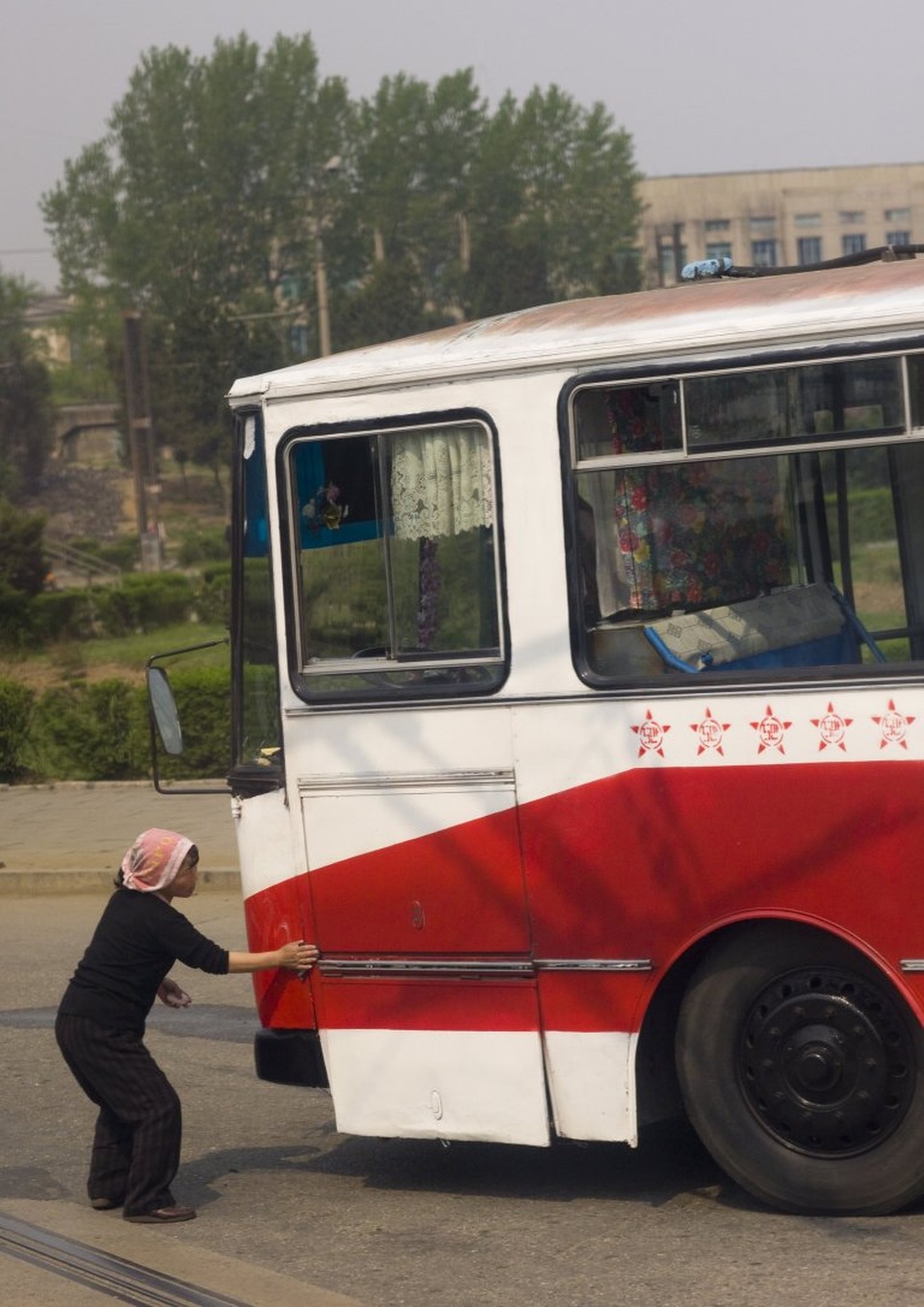 Đường cao tốc vô cùng "khác lạ" ở Triều Tiên - 10 Một chiếc xe bus công cộng ở Bình Nhưỡng, Triều Tiên