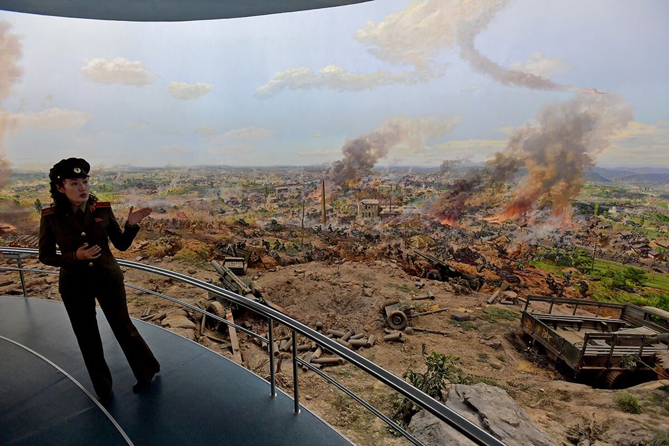 Hướng dẫn viên tại Bảo tàng Chiến tranh Tự do giới thiệu về cuộc chiến tranh Triều Tiên 1950-1953 với khách du lịch thông qua một màn hình cao 15m, dài 132m với những hình ảnh sống động. (Ảnh: Straitstimes/Desmond Foo)