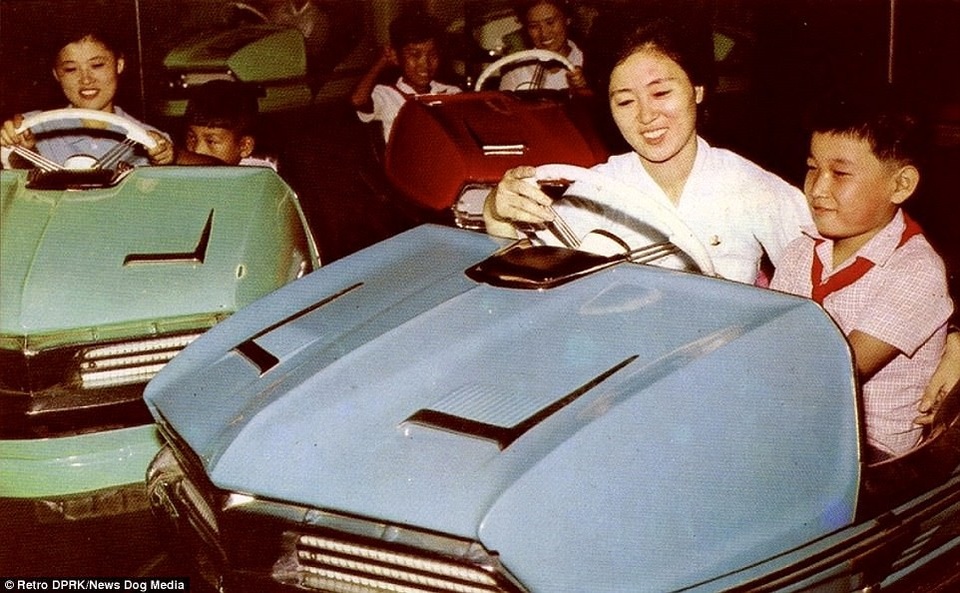 Trẻ em Triều Tiên thích thú với trò lái xe điện trong khu vui chơi trong thập niên 1970-1980.