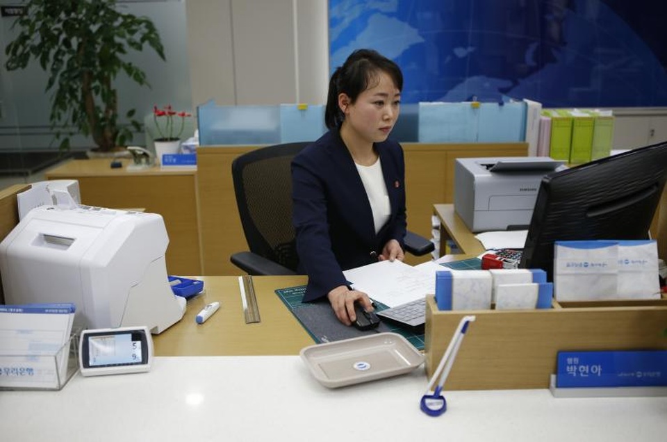 Góc nhìn đa chiều về nền kinh tế Triều Tiên - 14 Nhân viên Triều Tiên làm việc bên trong một ngân hàng tại khu công nghiệp Kaesong, một dự án chung giữa Triều Tiên và Hàn Quốc.