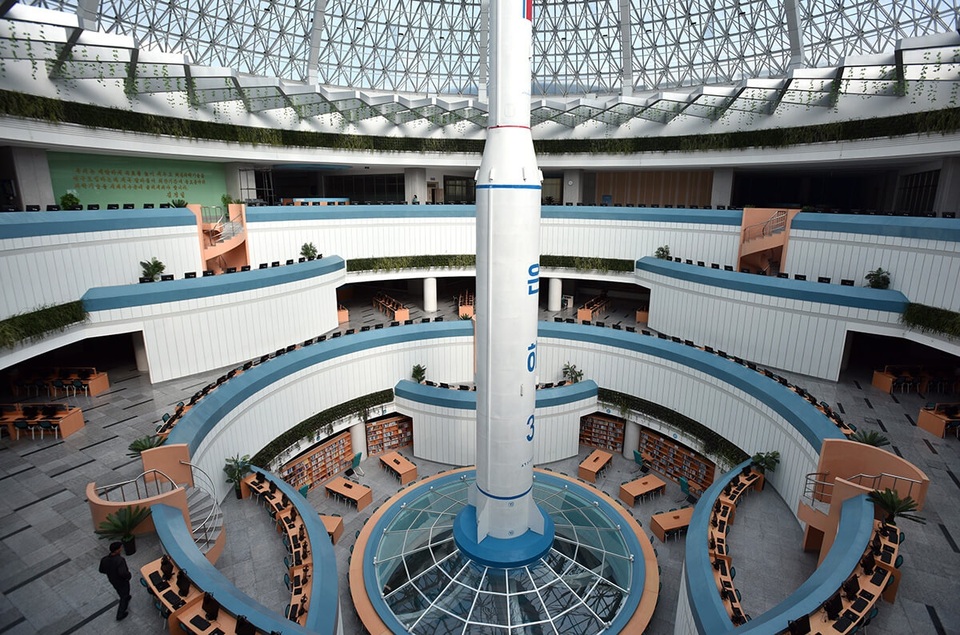 Khu phức hợp khoa học công nghệ mới của Triều Tiên được xây dựng giống mô hình nguyên tử với một tòa nhà nằm ở vị trí chính giữa là hạt nhân còn các tòa nhà xung quanh giống như electron. Mô hình tên lửa, các bảo tàng, phòng máy tính và thư viện đều được đặt trong khu phức hợp này. (Ảnh: Straitstimes/Desmond Foo)