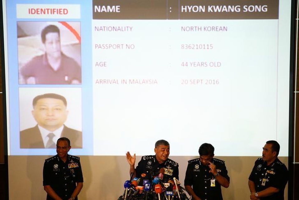 Malaysia sẽ phát lệnh bắt giữ nhà ngoại giao Triều Tiên trong nghi án ông Kim Jong-nam - 1
Cảnh sát Malaysia hiển thị hình ảnh ông Hyon Kwang Song, quan chức đại sứ quán Triều Tiên tại Malaysia bị nghi có liên quan đến cái chết của ông Kim Jong-nam. (Ảnh: Reuters)