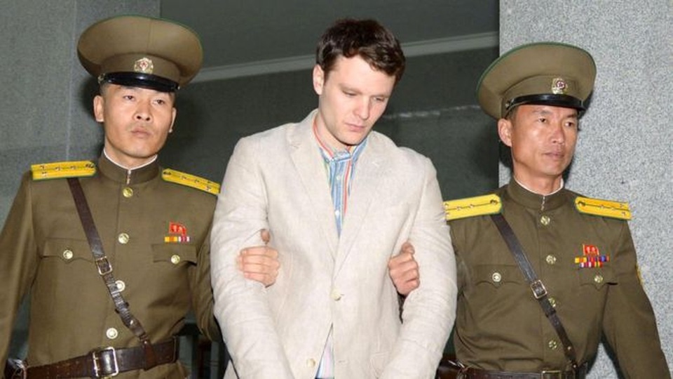 Sinh viên người Mỹ Otto Warmbier bị áp giải tới tòa án ở Triều Tiên (Ảnh: Reuters)