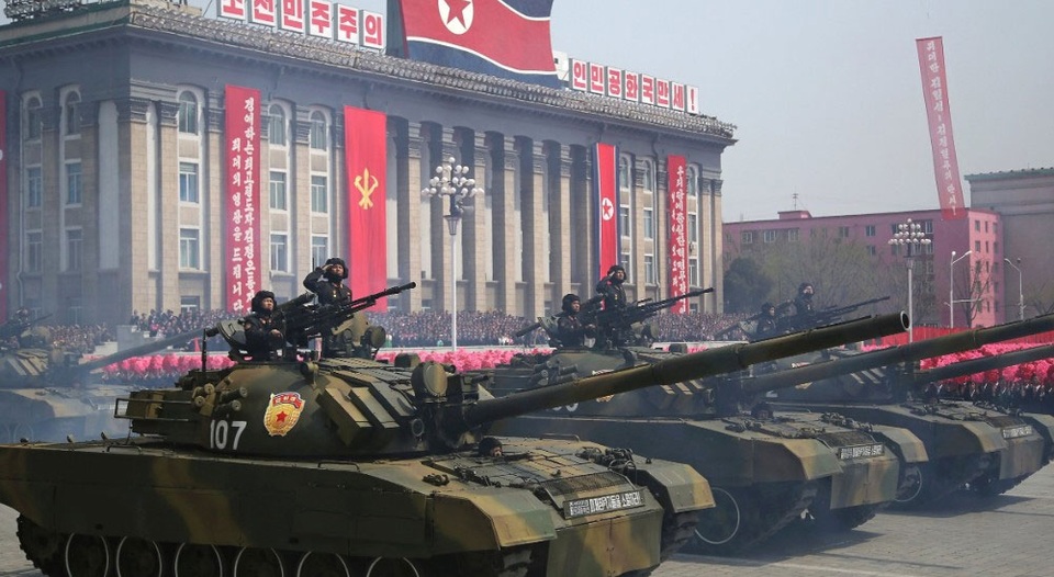 5 lý do Mỹ không thể tấn công Triều Tiên giống Syria - 1
Các xe tăng của Triều Tiên trong cuộc duyệt binh sáng ngày 15/4 (Ảnh: AP)