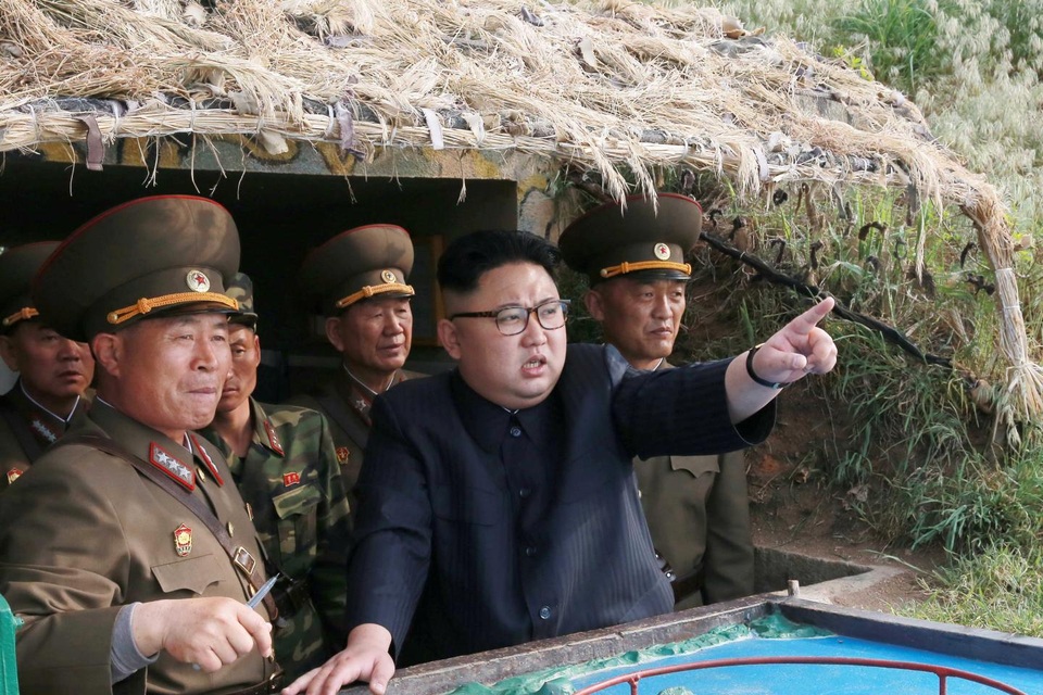 Triều Tiên dọa sẵn sàng tấn công hạt nhân Mỹ - 1
Nhà lãnh đạo Triều Tiên Kim Jong-un thị sát một cuộc tập trận quân sự. (Ảnh: Reuters)