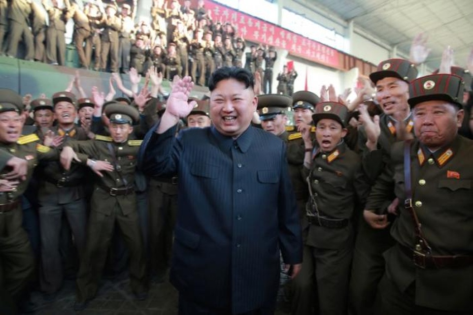 Chuyên gia “mổ xẻ” vụ thử tên lửa của Triều Tiên - 2
Nhà lãnh đạo Triều Tiên Kim Jong-un và quân đội Triều Tiên ăn mừng sau vụ thử tên lửa thành công. (Ảnh: Reuters)