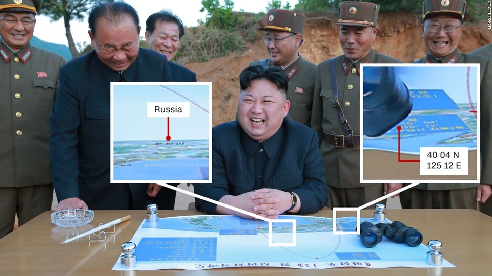 Triều Tiên để lộ bí mật khi đăng ảnh nhà lãnh đạo Kim Jong-un? - 1
Bức ảnh nhà lãnh đạo Triều Tiên Kim Jong-un chụp cùng với một tấm bản đồ được cho là mô phỏng đường bay của tên lửa phóng thử hôm 14/5. (Ảnh: Getty)