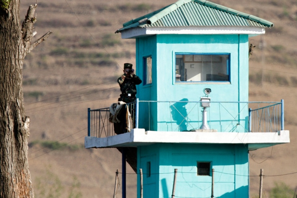 Trung Quốc tăng cường kiểm soát biên giới với Triều Tiên - 1 Lính biên phòng Triều Tiên canh gác tại khu vực biên giới với Trung Quốc (Ảnh: Stripes)