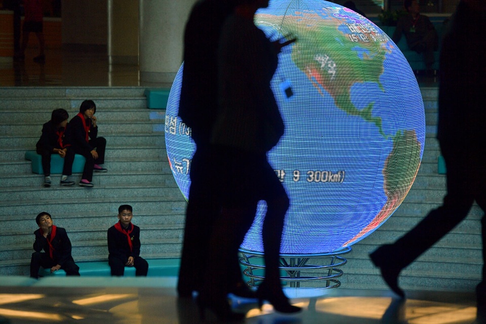 Quả cầu khổng lồ thu hút sự chú ý của nhiều học sinh tại khu phức hợp khoa học công nghệ. (Ảnh: Straitstimes/Desmond Foo)