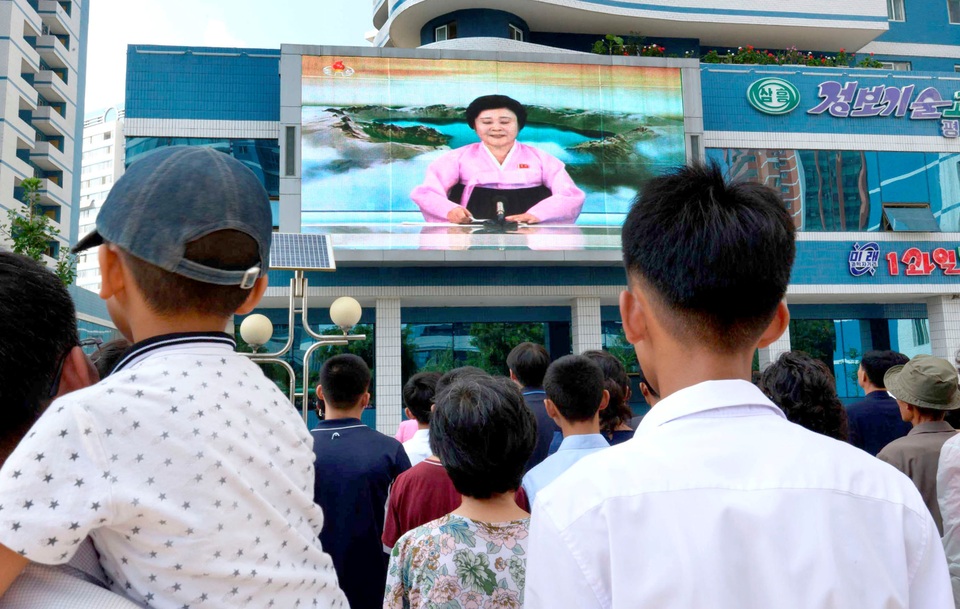 Nga chỉ trích Triều Tiên đe dọa hòa bình khu vực - 1 Người dân Triều Tiên xem bản tin về vụ thử hạt nhân tại thủ đô Bình Nhưỡng ngày 3/9 (Ảnh: Reuters)