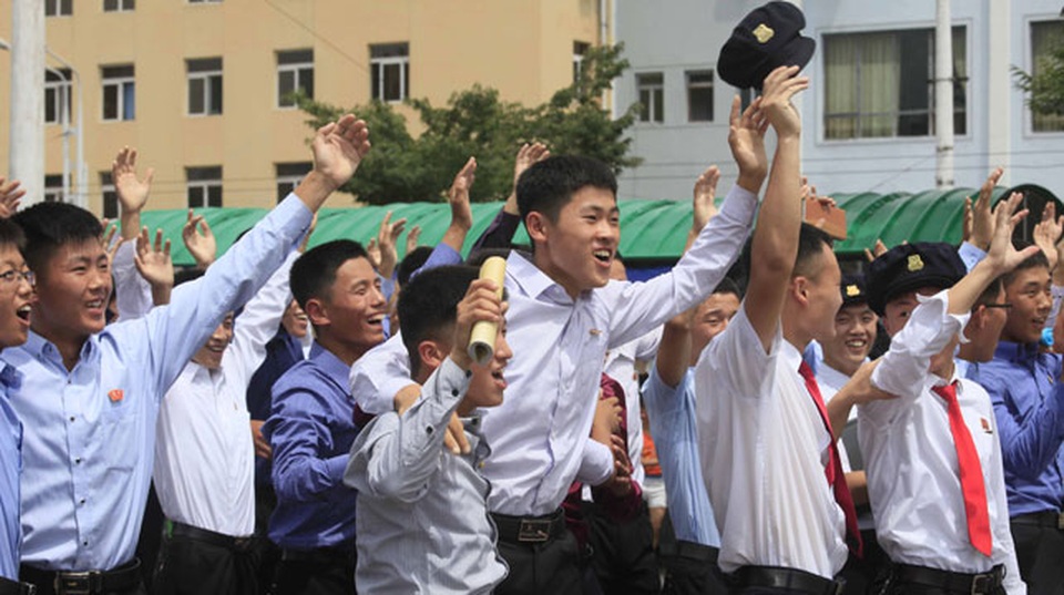 Người Triều Tiên vui mừng sau vụ thử hạt nhân “thành công hoàn hảo” - 1 Người Triều Tiên vui mừng khi theo dõi bản tin về vụ thử tên lửa hồi tháng 7 tại Bình Nhưỡng (Ảnh: Reuters)