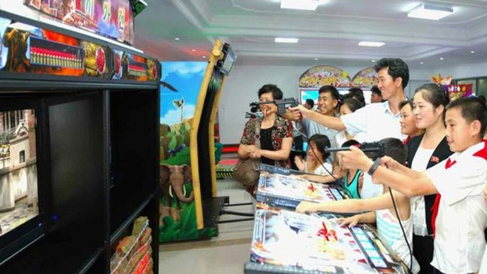 5 mặt hàng Trung Quốc được ưa chuộng tại Triều Tiên - 1 Người Triều Tiên chơi trò chơi điện tử tại một trung tâm thương mại. (Ảnh: SCMP)