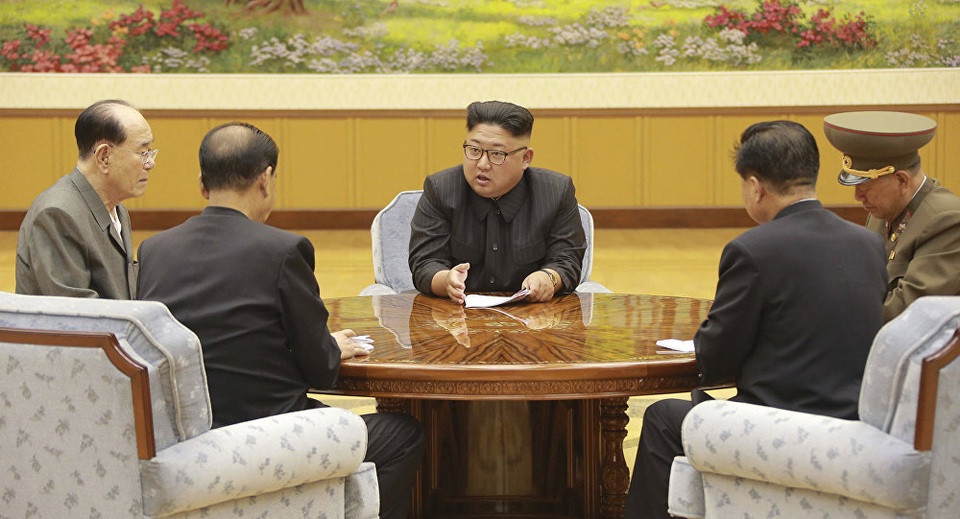 Nga: Triều Tiên rất muốn đối thoại trực tiếp với Mỹ - 1 Nhà lãnh đạo Kim Jong-un họp bàn với các quan chức cấp cao Triều Tiên (Ảnh: AP)