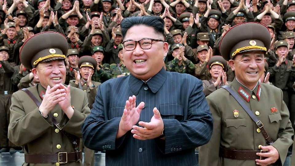 Mỹ không từ bỏ chính sách ngoại giao với Triều Tiên - 1 Nhà lãnh đạo Kim Jong-un cùng các quân nhân Triều Tiên (Ảnh: NBC)