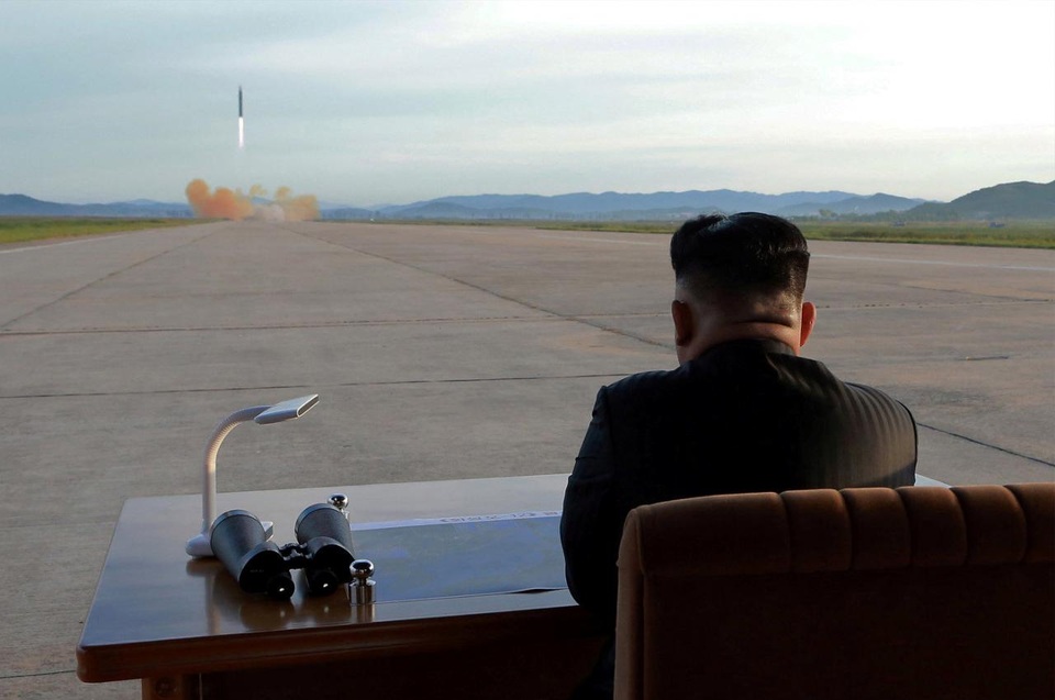 Nguy cơ chiến tranh nếu Triều Tiên thử bom nhiệt hạch ở Thái Bình Dương - 1 Nhà lãnh đạo Kim Jong-un thị sát vụ phóng tên lửa ngày Hwasong-12 (Ảnh: Reuters)