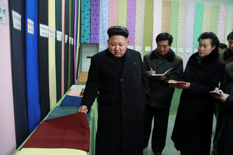Trung Quốc siết chặt trừng phạt Triều Tiên - 1 Nhà lãnh đạo Triều Tiên Kim Jong-un thị sát nhà máy dệt Kim Jong Suk ở thủ đô Bình Nhưỡng (Ảnh: Reuters)