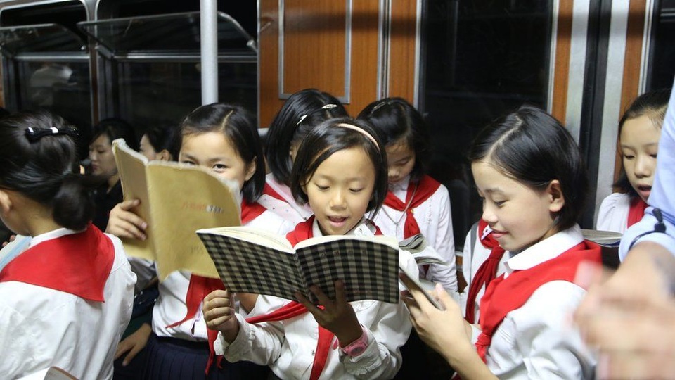 Cuộc sống thanh bình của người Triều Tiên bất chấp lệnh trừng phạt bủa vây - 11 Học sinh Triều Tiên đọc sách trên tàu điện ngầm về nhà.
