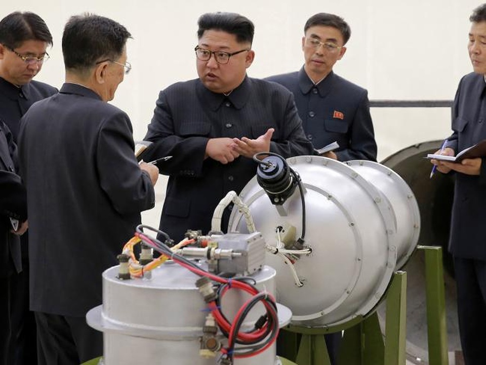 Triều Tiên cảnh báo Mỹ “tự đào hố chôn mình” - 1 Nhà lãnh đạo Kim Jong-un thị sát một vật thể được cho là đầu đạn tên lửa của Triều Tiên (Ảnh: Reuters)