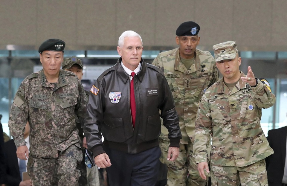 Nhà Trắng tranh cãi về chuyến đi của ông Trump tới "cửa ngõ" Triều Tiên - 4 Phó Tổng thống Mike Pence tới thăm làng đình chiến Panmunjom ở DMZ liên Triều hồi tháng 4 (Ảnh: AFP)