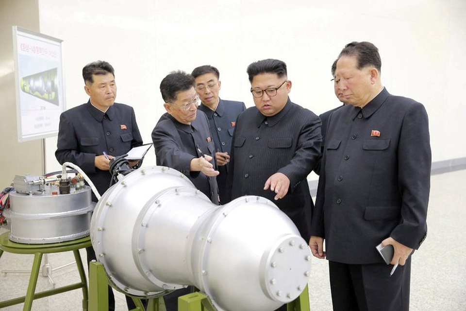Chuyên gia: Tên lửa mới của Triều Tiên có thể bắn tới Mỹ - 1 Nhà lãnh đạo Kim Jong-un thị sát một vật thể được cho là đầu đạn tên lửa Triều Tiên (Ảnh: Reuters)