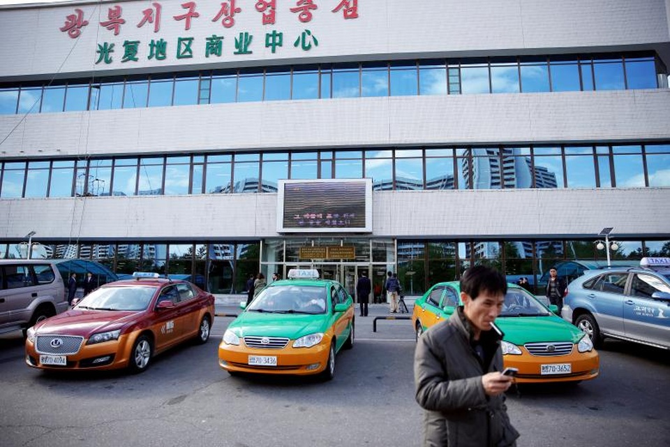 Góc nhìn đa chiều về nền kinh tế Triều Tiên - 18 Xe taxi đậu bên ngoài một trung tâm thương mại ở thủ đô Bình Nhưỡng.
