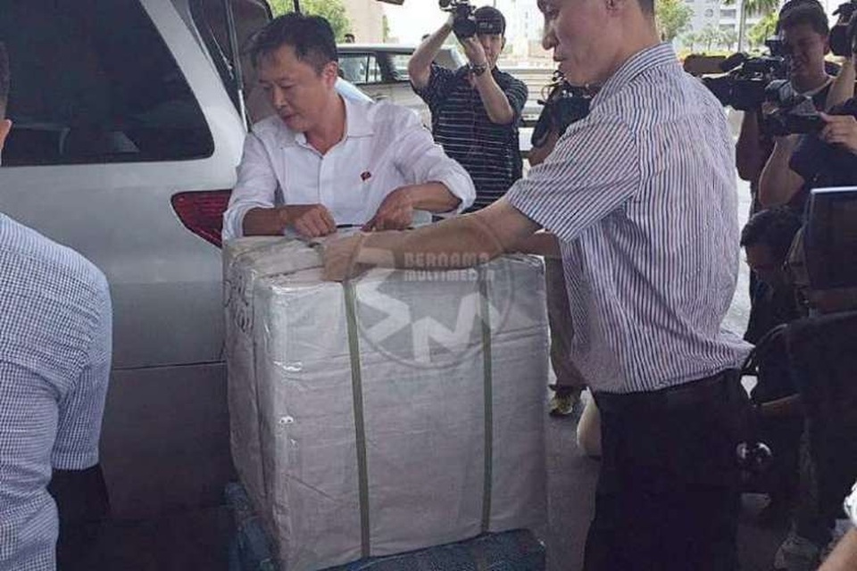 Đại sứ Triều Tiên tại Malaysia rời sứ quán sau lệnh trục xuất - 3
Nhân viên đại sứ quán Triều Tiên được cho là sắp xếp hành lý chất lên xe. (Ảnh: Bernama)