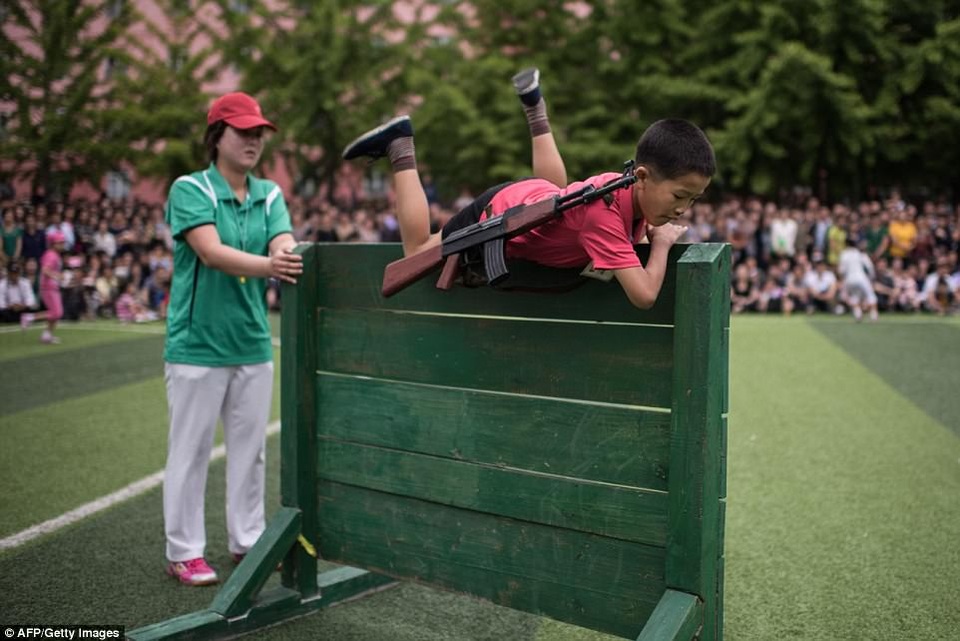 Trẻ em Triều Tiên luyện kỹ năng quân sự để "đánh bại kẻ thù" - 2
Trong số các hoạt động vui chơi có màn diễn tập quân sự dùng mô hình súng và lựu đạn để đánh bại kẻ thù và bảo vệ nhà lãnh đạo Triều Tiên Kim Jong-un.