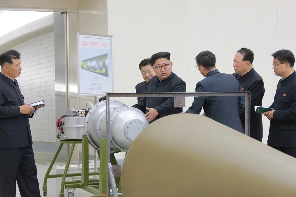 Giải mã bức ảnh “dạo đầu” vụ thử hạt nhân của Triều Tiên - 1 Nhà lãnh đạo Kim Jong-un thị sát thiết bị được cho là đầu đạn hạt nhân gắn trên tên lửa đạn đạo. Một biểu đồ mô tả quá trình vận hành của đầu đạn hạt nhân cũng được nhìn thấy trong bức ảnh này. (Ảnh: Reuters)