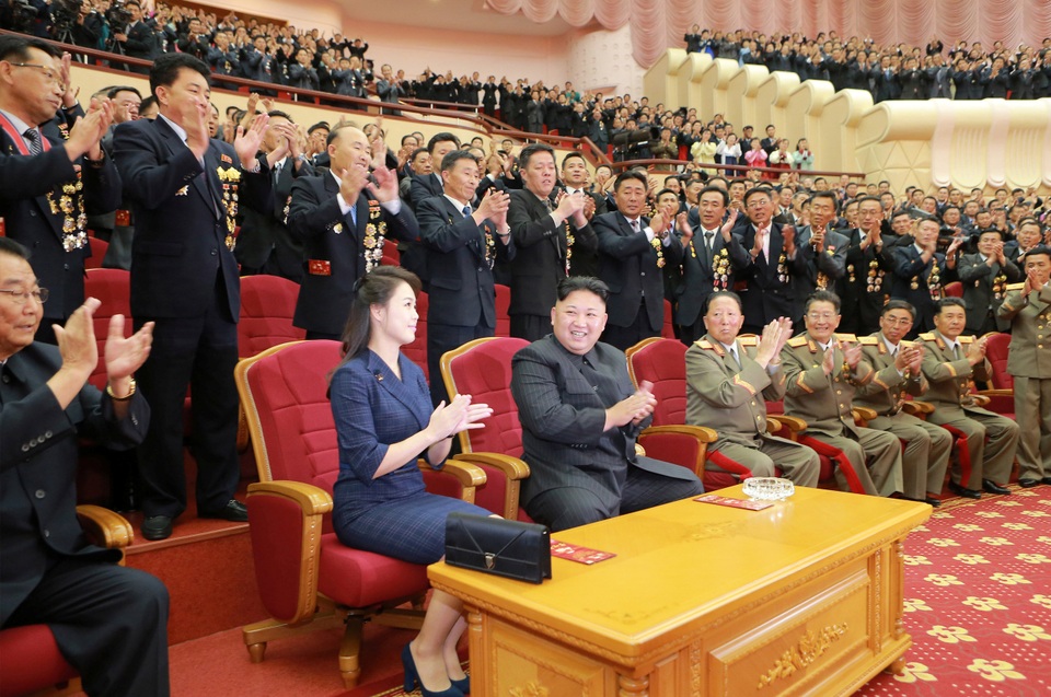 Ông Kim Jong-un: Vụ thử hạt nhân là thắng lợi “trả bằng máu” của Triều Tiên - 4 Phu nhân nhà lãnh đạo Kim Jong-un cũng tới tham dự buổi tiệc quan trọng này.