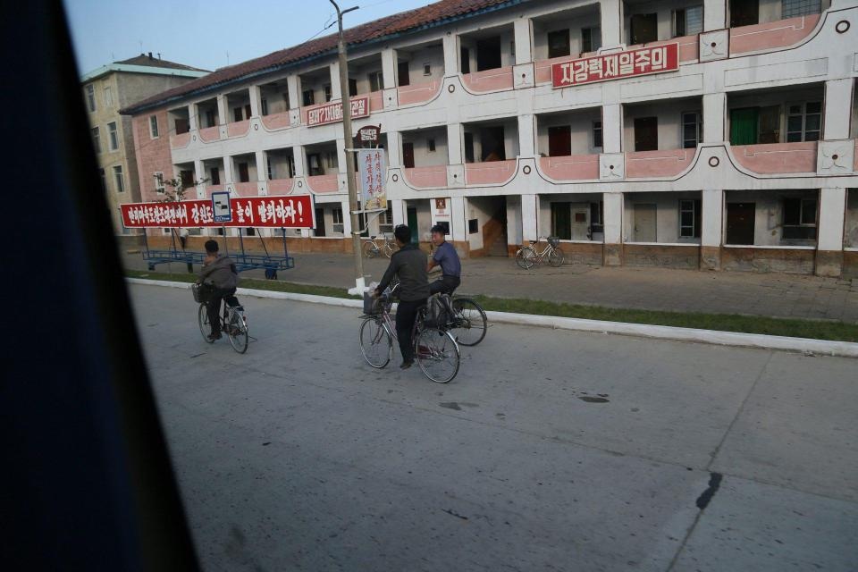 Thông điệp chống Mỹ ở Triều Tiên - 2
Các biểu ngữ và tranh ảnh đều mang những nội dung tương tự nhau như ca ngợi sức mạnh của Triều Tiên và phản đối các hành động khiêu khích của Mỹ. Trong ảnh: Một biểu ngữ được treo trên đèn đường tại Triều Tiên có ghi dòng chữ “Độc lập và Tự chủ”.