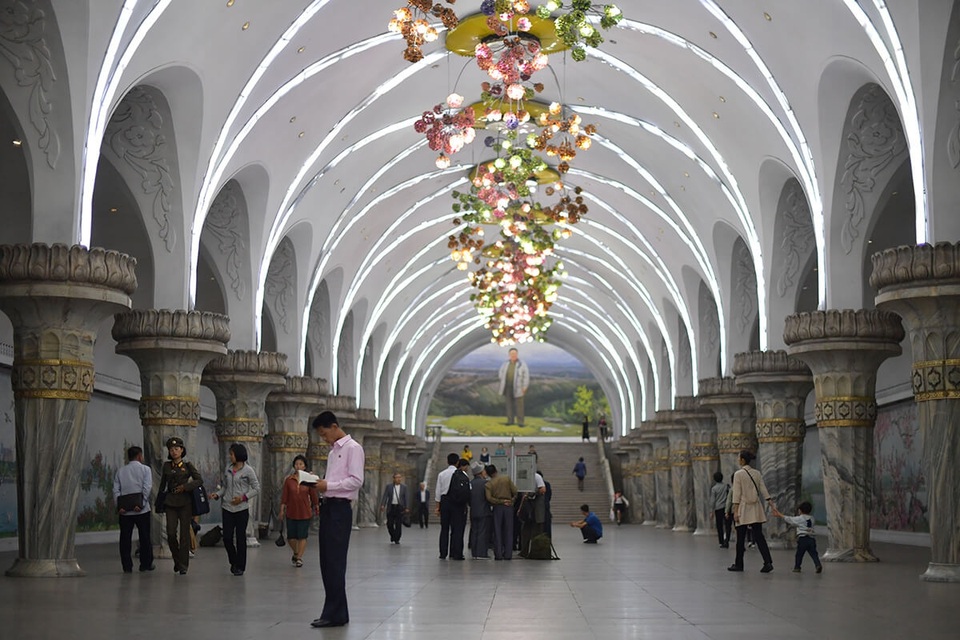 
Theo mô tả của phóng viên Desmond Foo, thủ đô Bình Nhưỡng có những con đường rộng rãi, bằng phẳng với 4 làn xe chạy, ngoài ra còn có những phương tiện giao thông khác như xe điện, xe ô tô hạng sang Lexus và taxi với giá 1USD/2 km. Triều Tiên cũng vận hành hệ thống taxi đỏ tại các bệnh viện chuyên chở miễn phí phụ nữ mang thai. Trong ảnh: Bức ảnh cố lãnh đạo Kim Jong-il tại nhà ga Glory thuộc hệ thống tàu điện ngầm Bình Nhưỡng. (Ảnh: Straitstimes/Desmond Foo)
