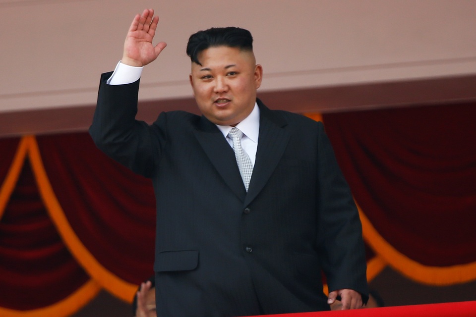 Toàn cảnh lễ duyệt binh lớn chưa từng có của Triều Tiên - 2 Nhà lãnh đạo Triều Tiên Kim Jong-un xuất hiện trên khán đài tại Quảng trường Kim Nhật Thành ở thủ đô Bình Nhưỡng. Ông vẫy tay chào đám đông khi xuất hiện tại lễ duyệt binh.