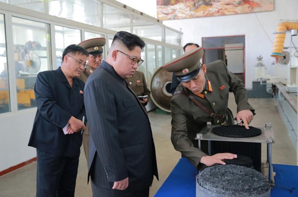 Chuyến thị sát cơ sở tên lửa giữa lúc “nước sôi lửa bỏng” của ông Kim Jong-un - 3 Tại Viện Vật liệu hóa học, ông Kim Jong-un đã được nghe báo cáo về quy trình chế tạo các đầu đạn cho tên lửa đạn đạo liên lục địa (ICBM) và các động cơ tên lửa sử dụng nhiên liệu rắn.