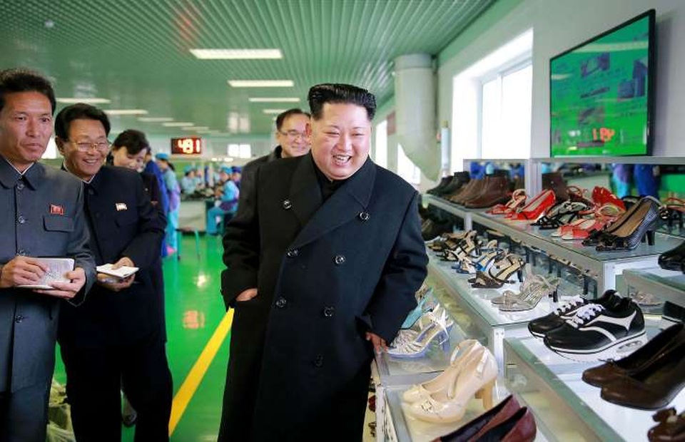 Cuộc sống tại Triều Tiên trong những ngày “căng như dây đàn” - 2 Nhà lãnh đạo Kim Jong-un đứng cạnh các sản phẩm giày của Triều Tiên (Ảnh: WSJ)