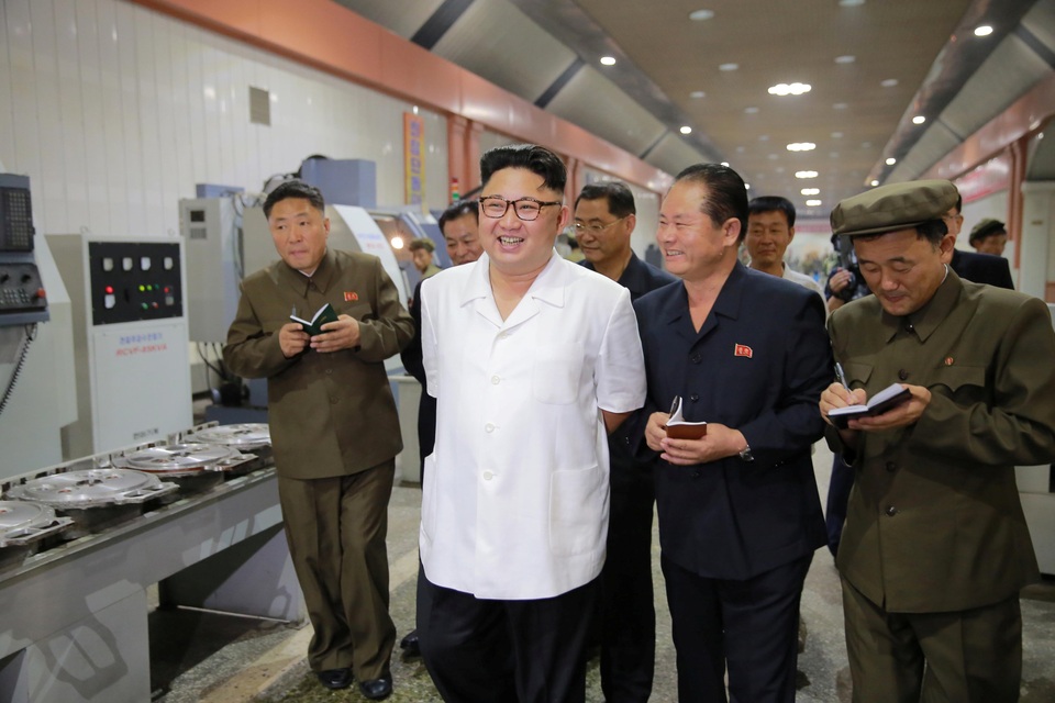 “Anh hùng dân tộc” phía sau chương trình hạt nhân Triều Tiên - 2 Nhà lãnh đạo Kim Jong-un thăm nhà máy cơ khí 18/1 ở Bình Nhưỡng năm 2016 (Ảnh: Reuters)